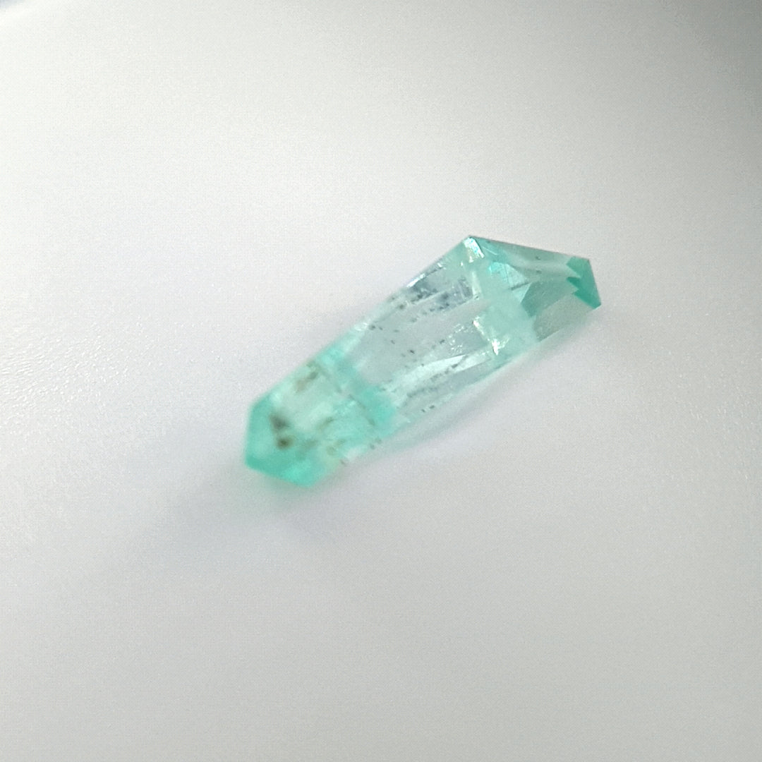 0.99ct Australian Emerald, Green - Freeform cut